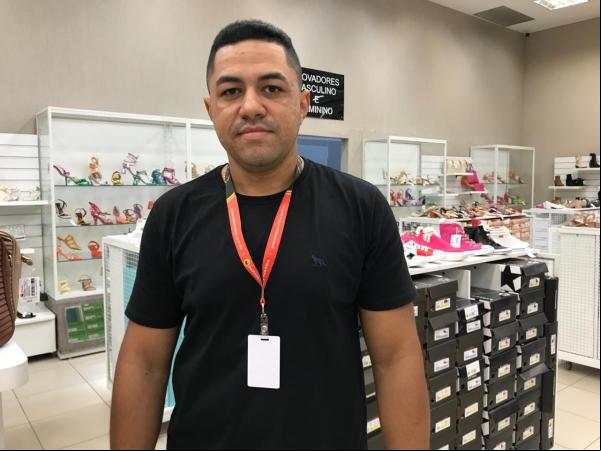 Jhoney, chefe do setor de calçados do Armazém Paraíba.(Imagem:FlorianoNews)