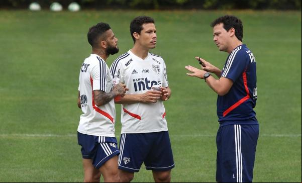 Daniel Alves e Hernanes ouvem Fernando Diniz em treino do São Paulo.(Imagem:Rubens Chiri / saopaulofc.net)