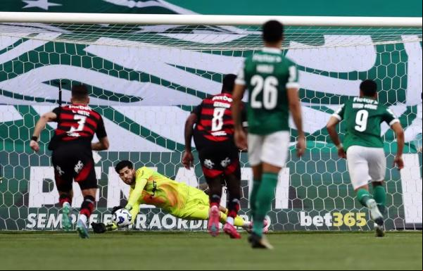 Rossi defende pênalti para o Flamengo contra o Palmeiras.(Imagem:Reuters)
