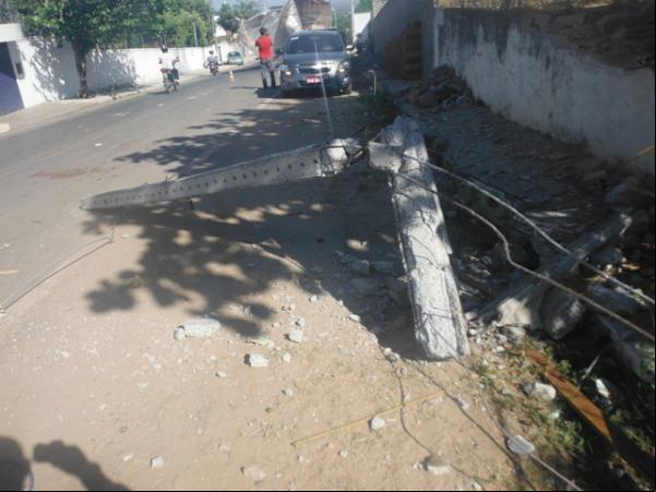 Acidente deixa caminhão, poste e muro destruídos em Floriano.(Imagem:FlorianoNews)