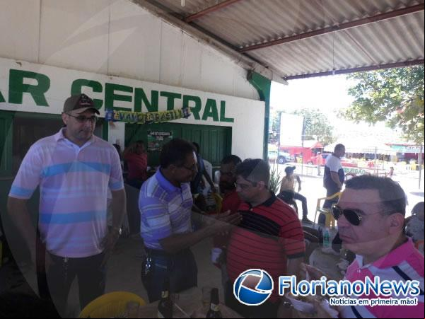 Deputado Gustavo Neiva participou de almoço com os vaqueiros.(Imagem:FlorianoNews)