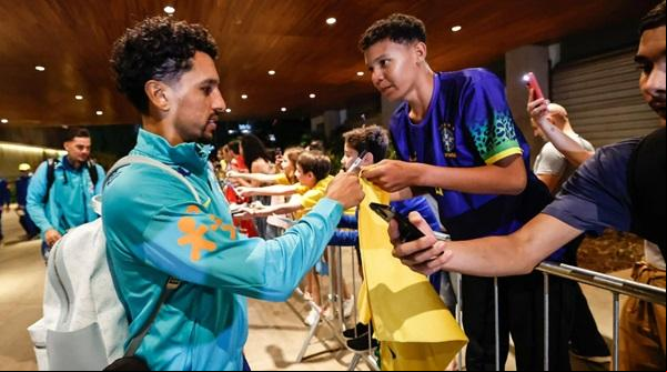 Seleção Brasileira desembarcou em Brasília na noite desta sexta-feira (11)(Imagem:RAFAEL RIBEIRO/CBF)