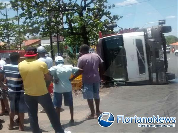 Caminhão transportando bebidas tomba em Floriano.(Imagem:FlorianoNews)