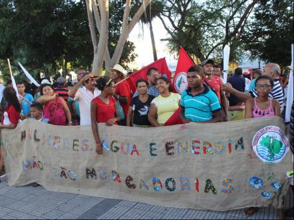 Um grupo de mulheres estendeu uma faixa repudiando os estupros coletivos.(Imagem:Ellyo Teixeira)