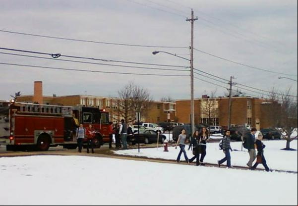 Pessoas deixam a Chardon High School nesta segunda-feira (27) após o tiroteio.(Imagem:AP)