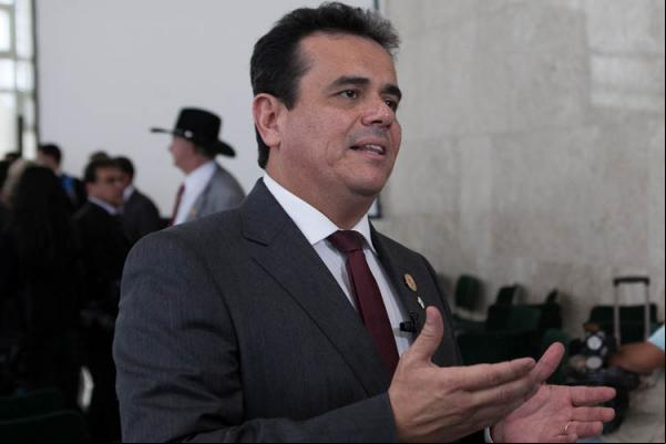 Projeto quer recolher arma de policial enquadrado na Lei Maria da Penha(Imagem:YalaSena/florianonews.piauiconectado.com)