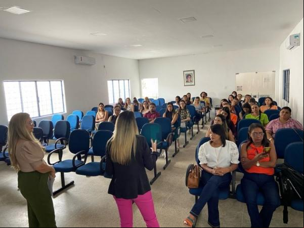 Médica Safira Leal e Enfermeira Patrícia Neiva conduzem palestra sobre assistência na Atenção Primária, como parte das ações do