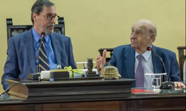 Presidente do Uruguai por dois mandatos, jornalista, advogado, Júlio Maria Sanguinetti (d), 89 anos, toma posse na cadeira 8 de sócio correspondente da ABL.(Imagem:ABL/Divulgação)