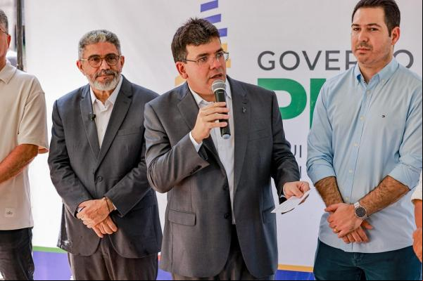 Rafael Fonteles entrega nove ambulâncias de e avançado para hospitais do interior do estado(Imagem:Gabriel Paulino)