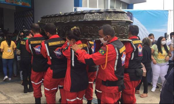 Bombeiros transportam caixão com corpo de Paulinha Abelha para o velório na cidade natal da cantora.(Imagem:Agência O Globo)