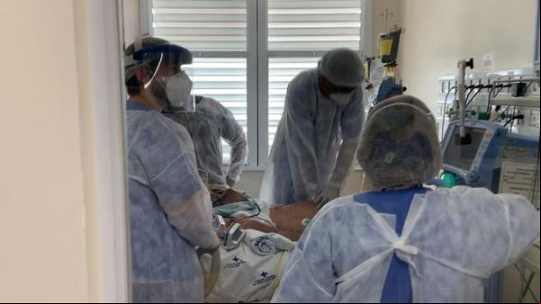 Paciente é reanimado dentro da UTI para Covid-19 do Hospital Jayme Santos Neves, no ES.(Imagem:Reprodução/TV Gazeta)