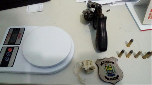 Balança de precisão e armas foram apreendidas com os suspeitos.(Imagem:Divulgação/Polícia Civil)