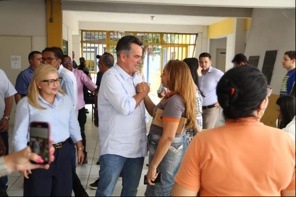 Ciro percorre ruas do Centro, tem contato com populares e almoça no Restaurante Popular(Imagem:Divulgação)