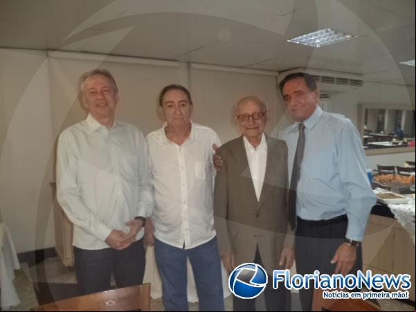 Luiz Gonzaga reúne amigos em lançamento de livro em Floriano.(Imagem:FlorianoNews)