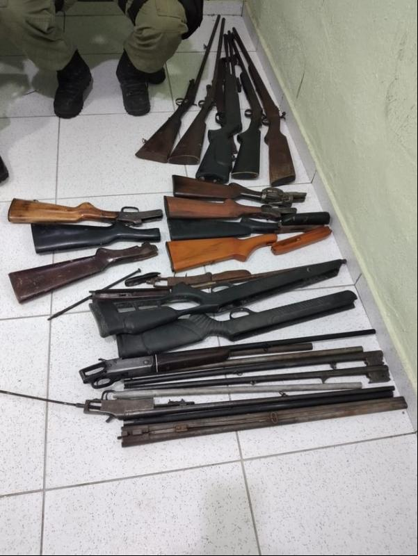 Homem é conduzido à Central de Flagrantes por posse ilegal de arma.(Imagem:Divulgação Polícia Militar)