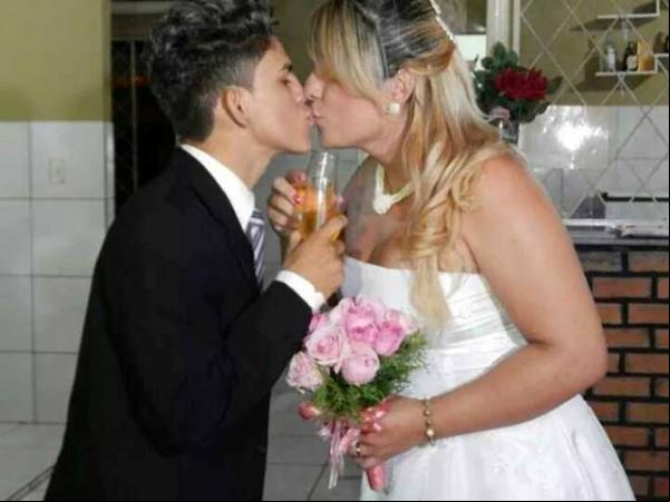 Cabeleireira transexual põe casa à venda para fazer cirurgia de mudança de sexo.(Imagem:florianonews.piauiconectado.com)