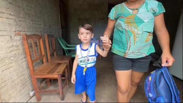 Mãe de menino com autismo denuncia que filho foi esquecido em ônibus escolar.(Imagem:Luiz Gustavo Graça/TV Clube)