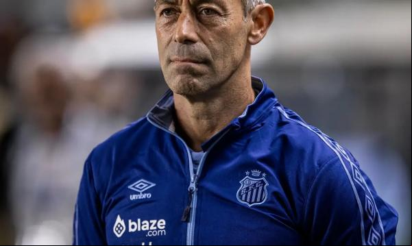 Técnico Pedro Caixinha é demitido do Santos no dia seguinte à derrota por 1 a 0 para o Fluminense fora de casa.(Imagem:RAUL BARETTA/ SANTOS FC/DIREITOS RESERVADOS)