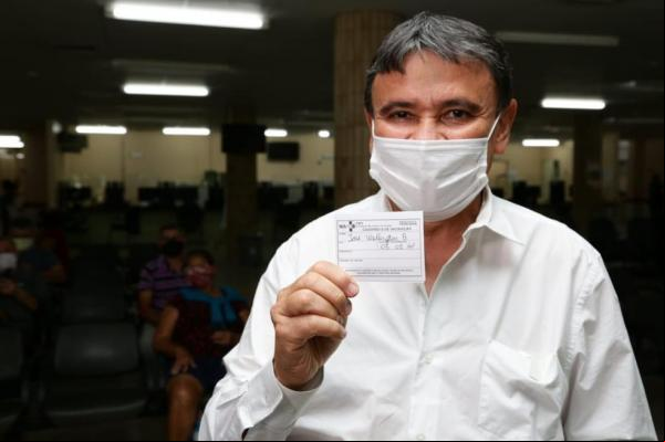 Governador do Piauí recebe a primeira dose da vacina contra Covid-19: 