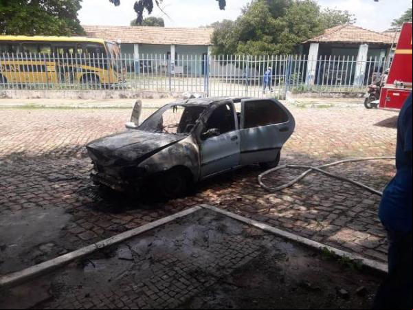 Carro fica totalmente destruído após pegar fogo em frente à Prefeitura de Floriano.(Imagem:Reprodução/Whats App)