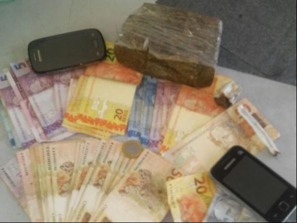 Dinheiro e droga apreendidos com os suspeitos.(Imagem:Divulgação/Polícia Militar)