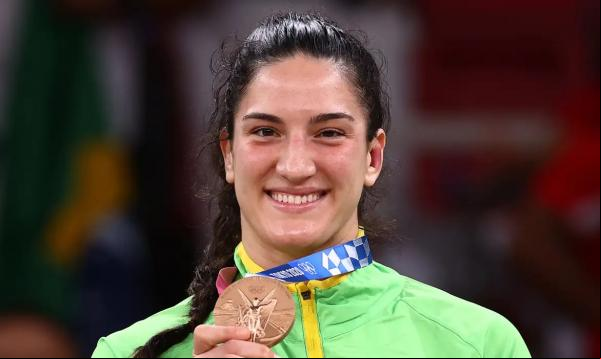 Mayra Aguiar mostra medalha de bronze conquistada no judô na Olimpíada de Tóquio.(Imagem:REUTERS/SERGIO PEREZ/DIREITOS RESERVADOS)