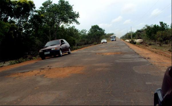 Trânsito esta complicado, os motoristas tem que fazer artes no volante para evitar os buracos(Imagem:e Piauí)