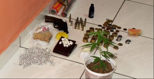 Droga, dinheiro, arma e até pé de maconha foram apreendidos.(Imagem:Daniel Santos/Proparnaiba.com)