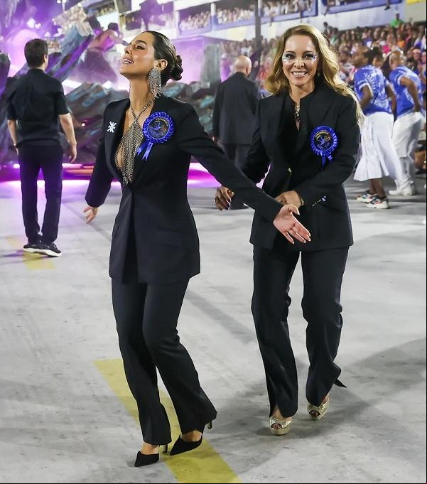 Giovanna Lancellotti com a sogra, Fabíola David no Carnaval do ano ado.(Imagem:Divulgação )