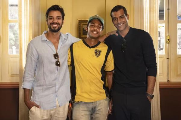 Os atores Rodrigo Simas, intérprete do personagem José Venâncio; Juan Paiva, como o personagem João Pedro; e Marcelo Mello Júnior, como José Bento, nos bastidores da novela