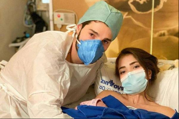 Romana Novais, 29, ou o domingo (13) respondendo à dúvidas dos fãs do casal sobre o nascimento de Raika. A mulher do DJ Alok, 28, enfrentou a Covid durante a gravidez e sua fil(Imagem:Reprodução)