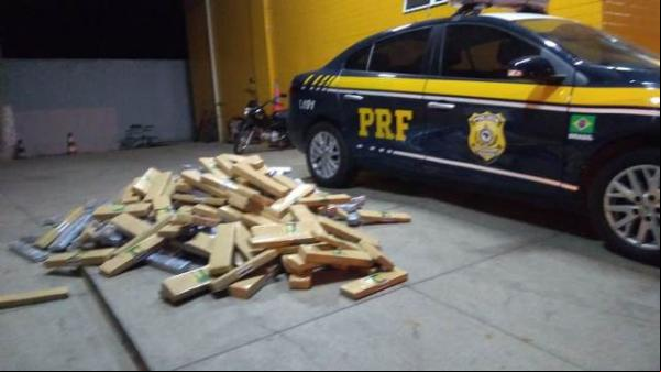PRF prende condutor que transportava 300 kg de droga no caminhão.(Imagem:PRF)