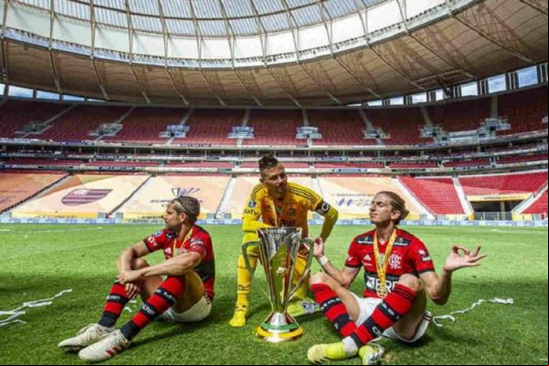 O Flamengo não anunciou oficialmente a renovação da dupla, mas a extensão contratual já apareceu no BID da CBF. Além deles, o lateral Filipe Luís é outro que garantiu permanência a(Imagem:Reprodução)