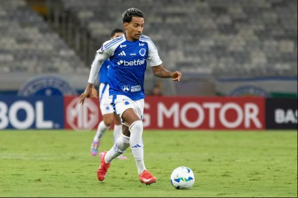 Matheus Pereira contra Mushuc Runa.(Imagem:Fernando Moreno/AGIF)