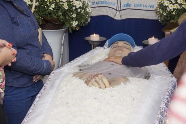 Corpo de Celso Santebanes, o Ken Humano, é velado em Araxá, Minas Gerais.(Imagem:EGO)