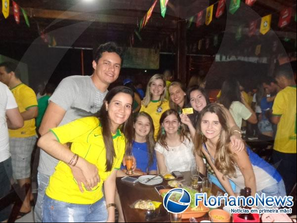 Após jogo do Brasil, torcedores comemoraram empate no cais da Beira-Rio.(Imagem:FlorianoNews)