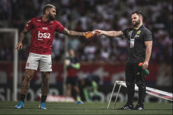 Thiago fica no pé dos jogadores na beira do gramado.(Imagem:Pedro Martins / Foto FC)