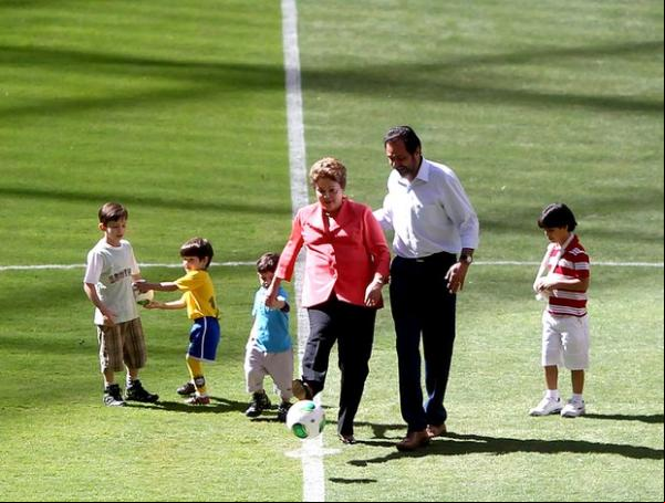 Dilma dá o pontapé inicial do novo Mané Garrincha.(Imagem:Adalberto Marques / Ag. Estado)