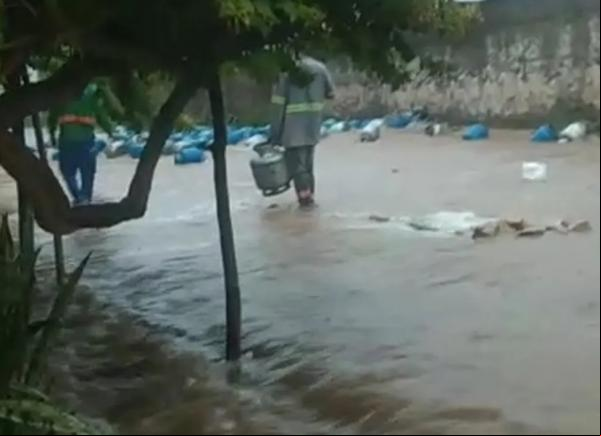 Botijões de gás são arrastados pela água da chuva em Piripiri.(Imagem:Reprodução)