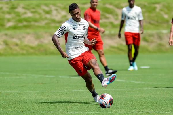Matheus França em treinamento pelo Flamengo.(Imagem:Marcelo Cortes)