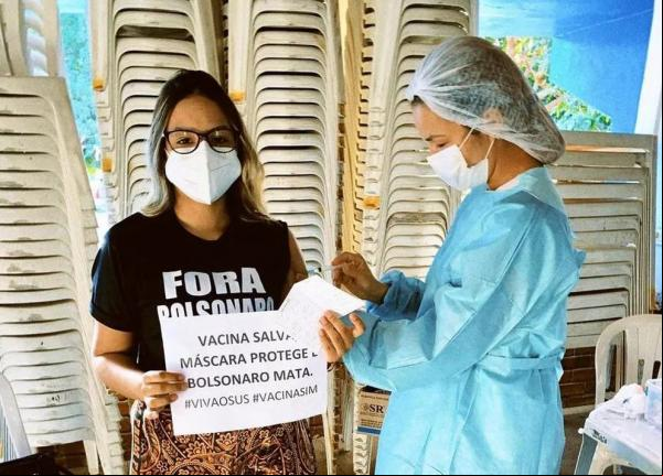 Maria Clara Honorato recebe a primeira dose da vacina contra a Covid-19.(Imagem:Reprodução /Redes Sociais )
