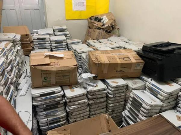 Computadores portáteis encontrados em desuso pela Semec em Teresina.(Imagem:Semec Teresina)