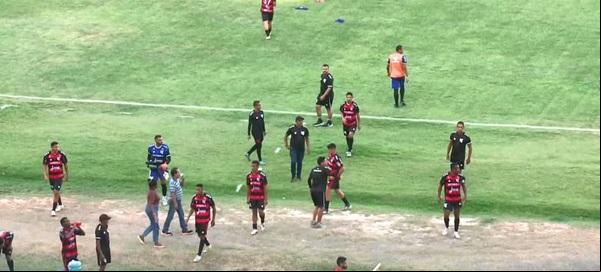 Discussão entre atletas e membros da comissão técnica do Piauí e Flamengo-PI.(Imagem:Rede Clube)