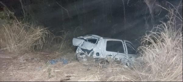 Carro saiu da pista após a colisão com ônibus na BR-316, em Teresina.(Imagem: Ravi Marques/TV Clube)