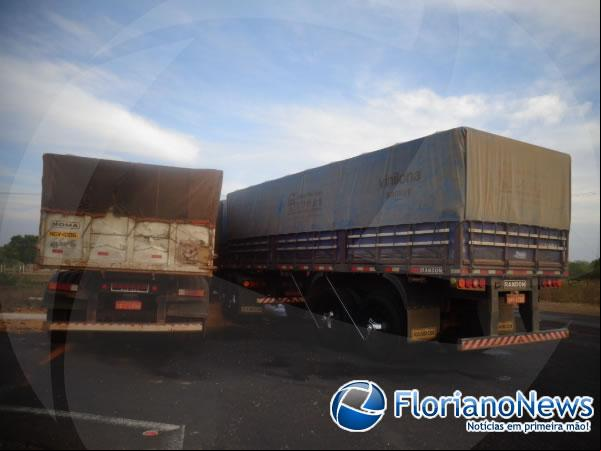 Carretas colidem lateralmente no trevo do Paracati.(Imagem:FlorianoNews)