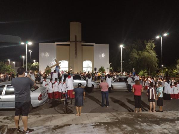 Fiéis participam da tradicional procissão do 