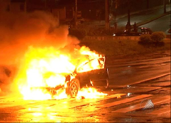 Carro ficou em chamas no meio da rua, mas ninguém ficou ferido(Imagem:Reprodução/TV Bahia)