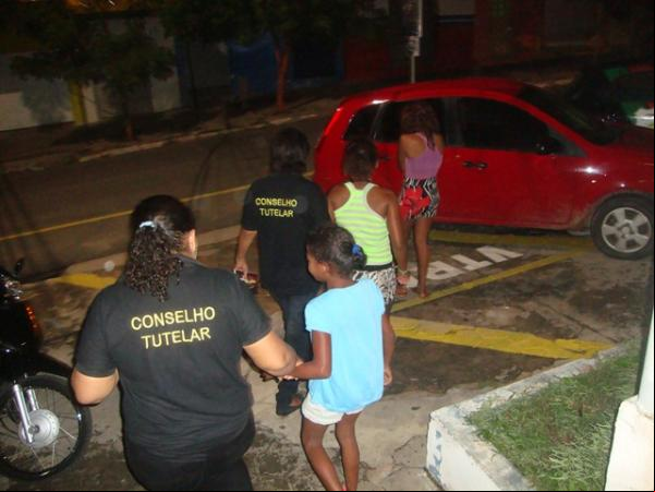 PM prende dois homens consumindo bebida alcoólica com três menores.(Imagem:Jc24horas)
