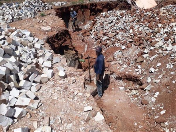 Trabalhadores resgatados trabalhavam fabricando paralelepípedos em pedreira localizada em Santa Cruz do Piauí.(Imagem:Ministério do Trabalho)