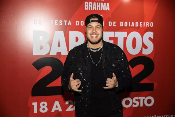 O cantor é um dos exemplos de artistas que estouraram na pandemia e ajudaram a mudar a tradição de palcos do rodeio.